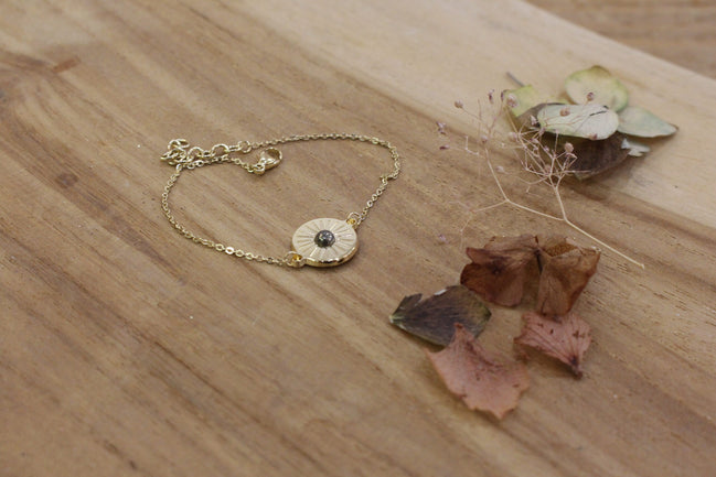 bracelet plaqué or médaille solaire pyrite
