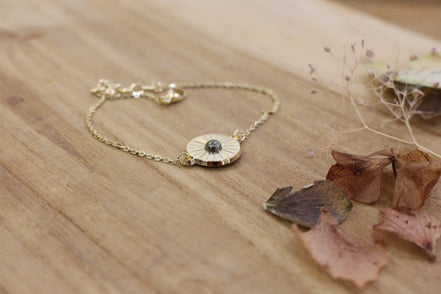 bracelet plaqué or médaille soleil et pyrite