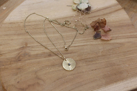 collier long plaqué or médaille solaire pyrite