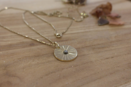 collier long plaqué or médaille soleil pyrite