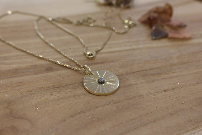 collier long plaqué or médaille soleil pyrite