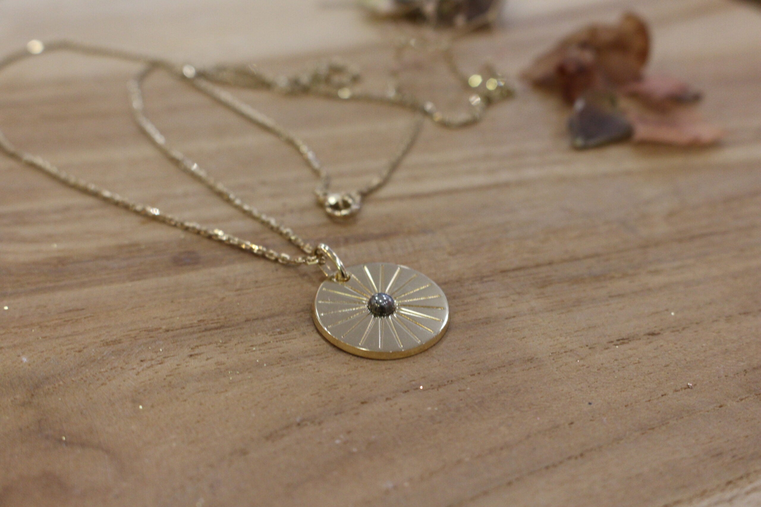 collier long plaqué or médaille soleil pyrite