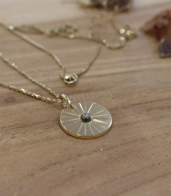 collier long plaqué or médaille soleil pyrite