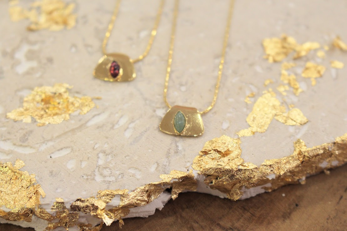 collier fin pendentif triangle orné d'une pierre naturelle