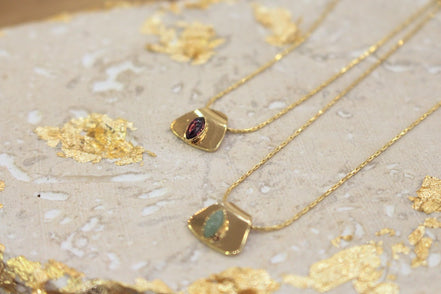 collier fin pendentif triangle orné d'une pierre naturelle