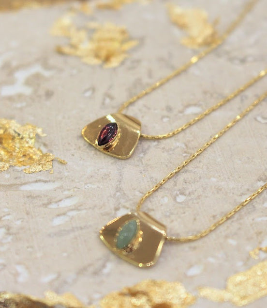collier fin pendentif triangle orné d'une pierre naturelle