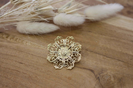 broche fleur en laiton doré à l'or 24 carat