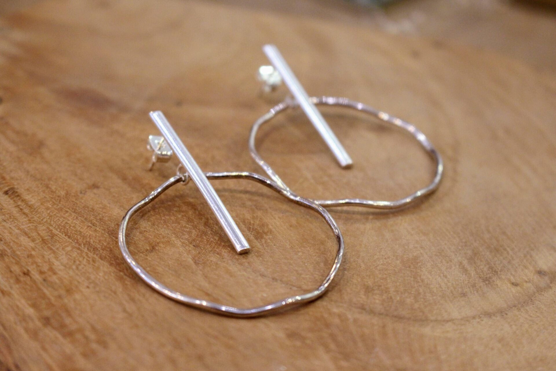 Idée cadeau Grandes boucles oreilles argentées anneaux irréguliers