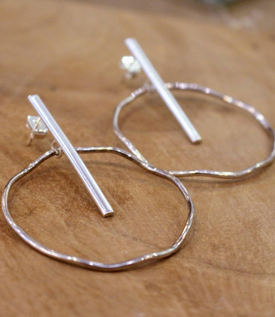 Idée cadeau Grandes boucles oreilles argentées anneaux irréguliers