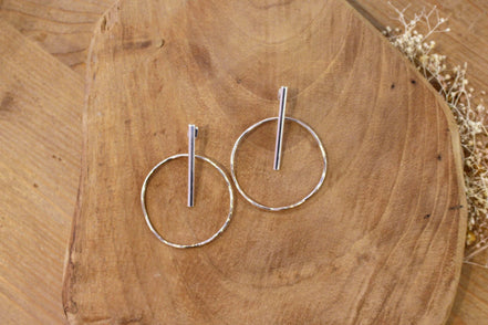 Idée cadeau bijou femme grandes boucles oreilles argentées anneaux