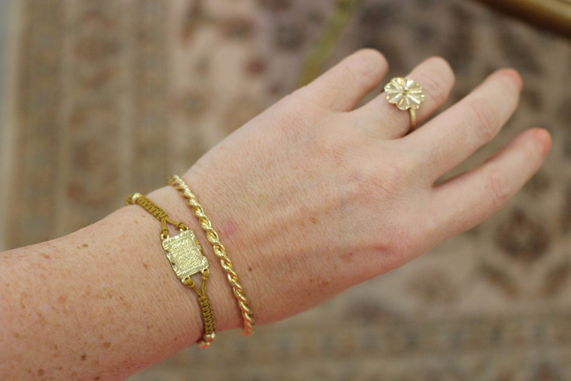 Idée cadeau bijou femme bracelet jonc doré torsadé femme
