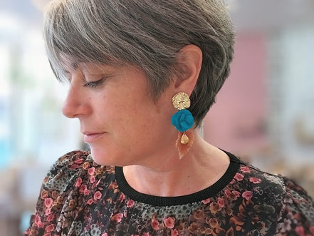 Idée cadeau bijou femme grandes boucles d'oreilles dorées fleurs bleu et marron invitée mariage