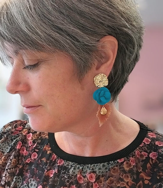 Idée cadeau bijou femme grandes boucles d'oreilles dorées fleurs bleu et marron invitée mariage