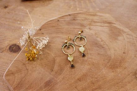 Idée cadeau bijou doré femme Longues boucles d'oreilles dorées pyrite triangle quartz fumé