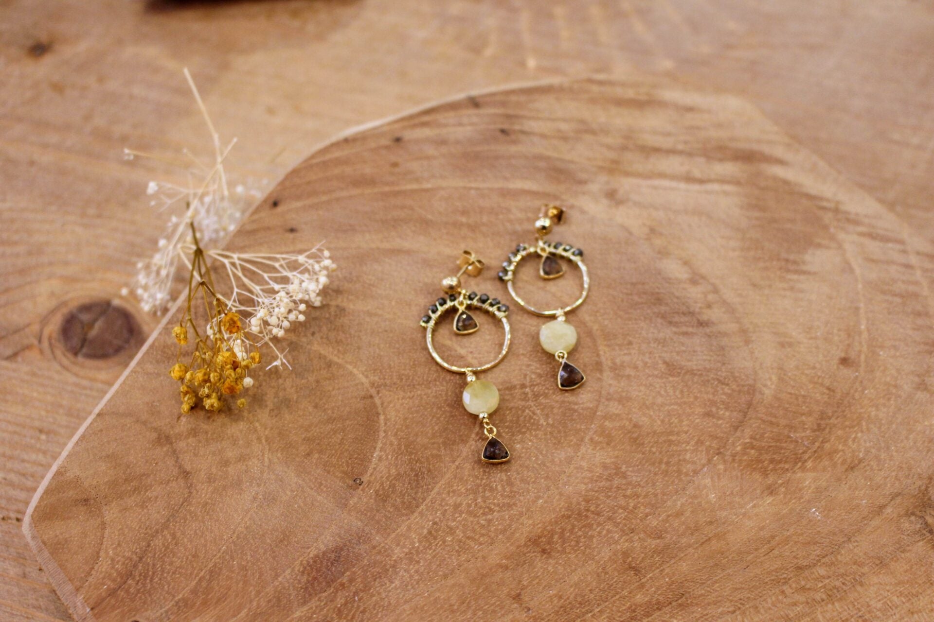 Idée cadeau bijou doré femme Longues boucles d'oreilles dorées pyrite triangle quartz fumé
