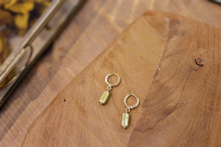 Minis boucles d'oreilles doré et céramique vert olive