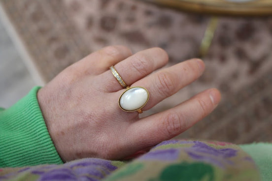 bague dorée et cabochon en nacre