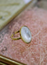 bague dorée et cabochon en nacre