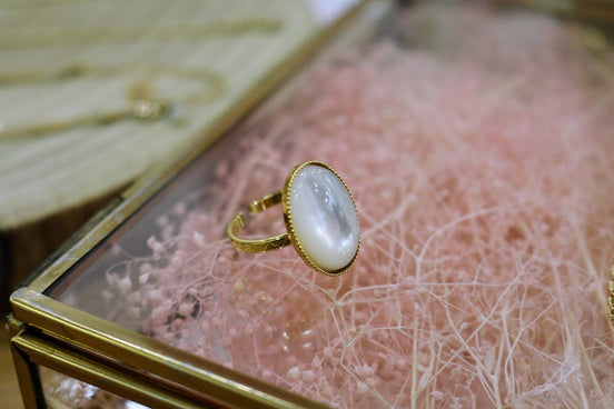 bague dorée et cabochon en nacre