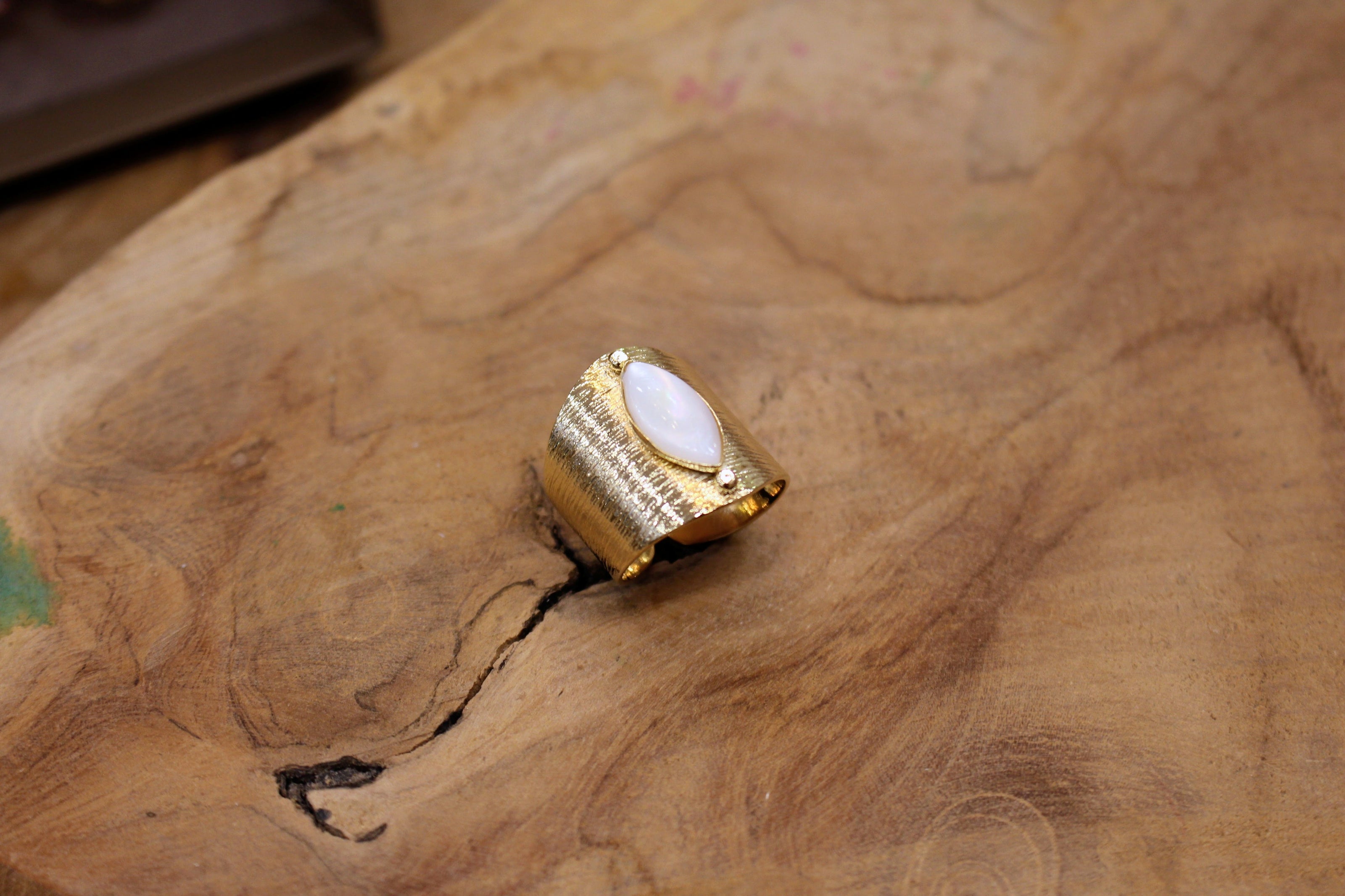 Bague GARDIENNE DES RÊVES doré nacre blanche