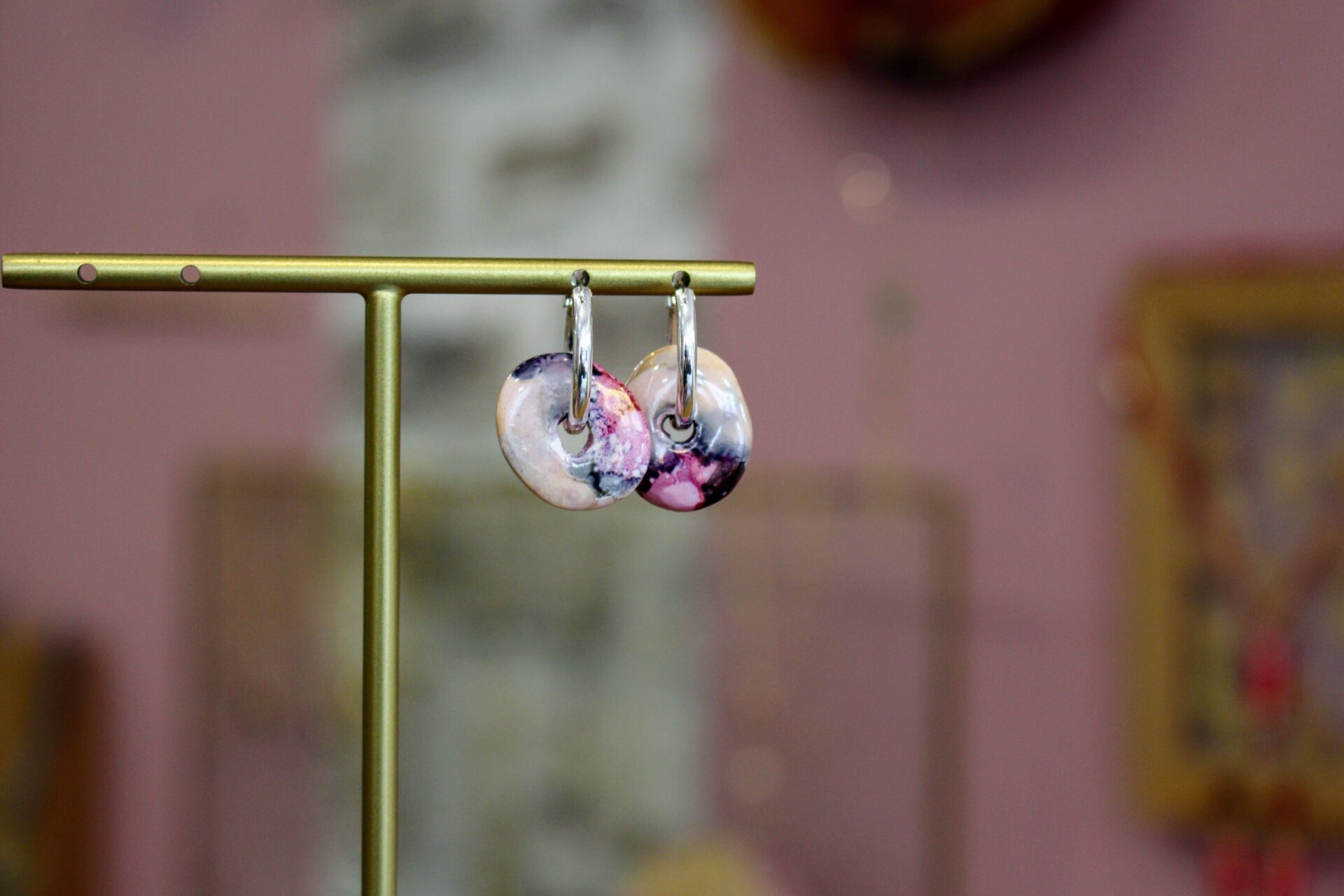 bijou artisanal créoles argenté et disque amovible en céramique émaillé rose