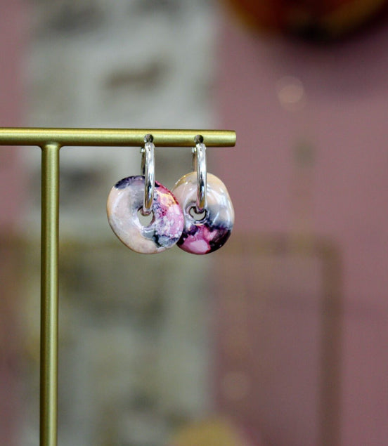 bijou artisanal créoles argenté et disque amovible en céramique émaillé rose