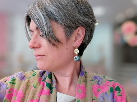bijou femme boucles d'oreilles dorées et céramique bleu