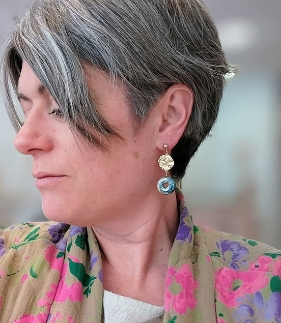 bijou femme boucles d'oreilles dorées et céramique bleu