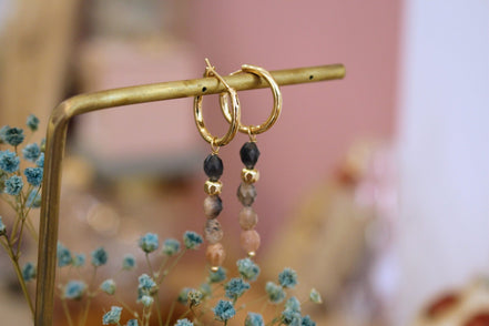 bijou femme boucles d'oreilles pednantes dorées et pierres de lune pêche