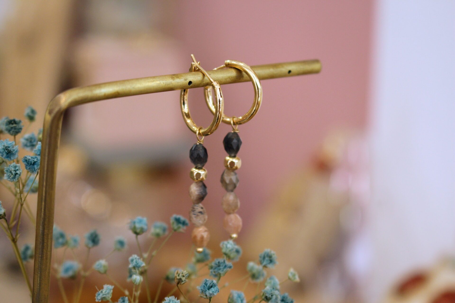 bijou femme boucles d'oreilles pednantes dorées et pierres de lune pêche