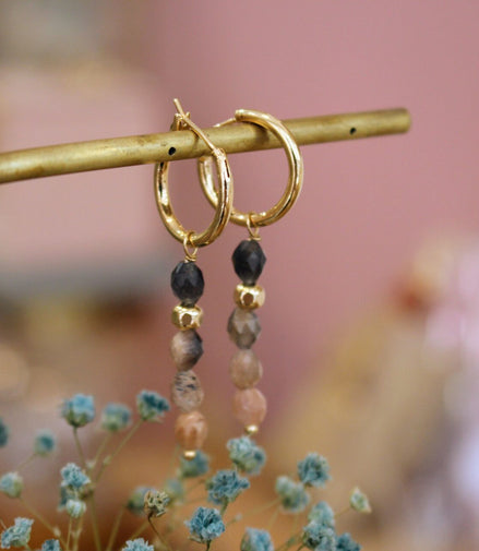 bijou femme boucles d'oreilles pednantes dorées et pierres de lune pêche