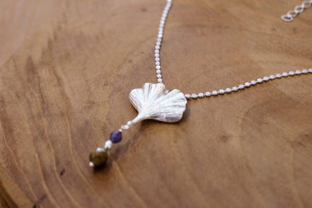bijou femme collier ginkgo biloba argenté et pierre naturelle