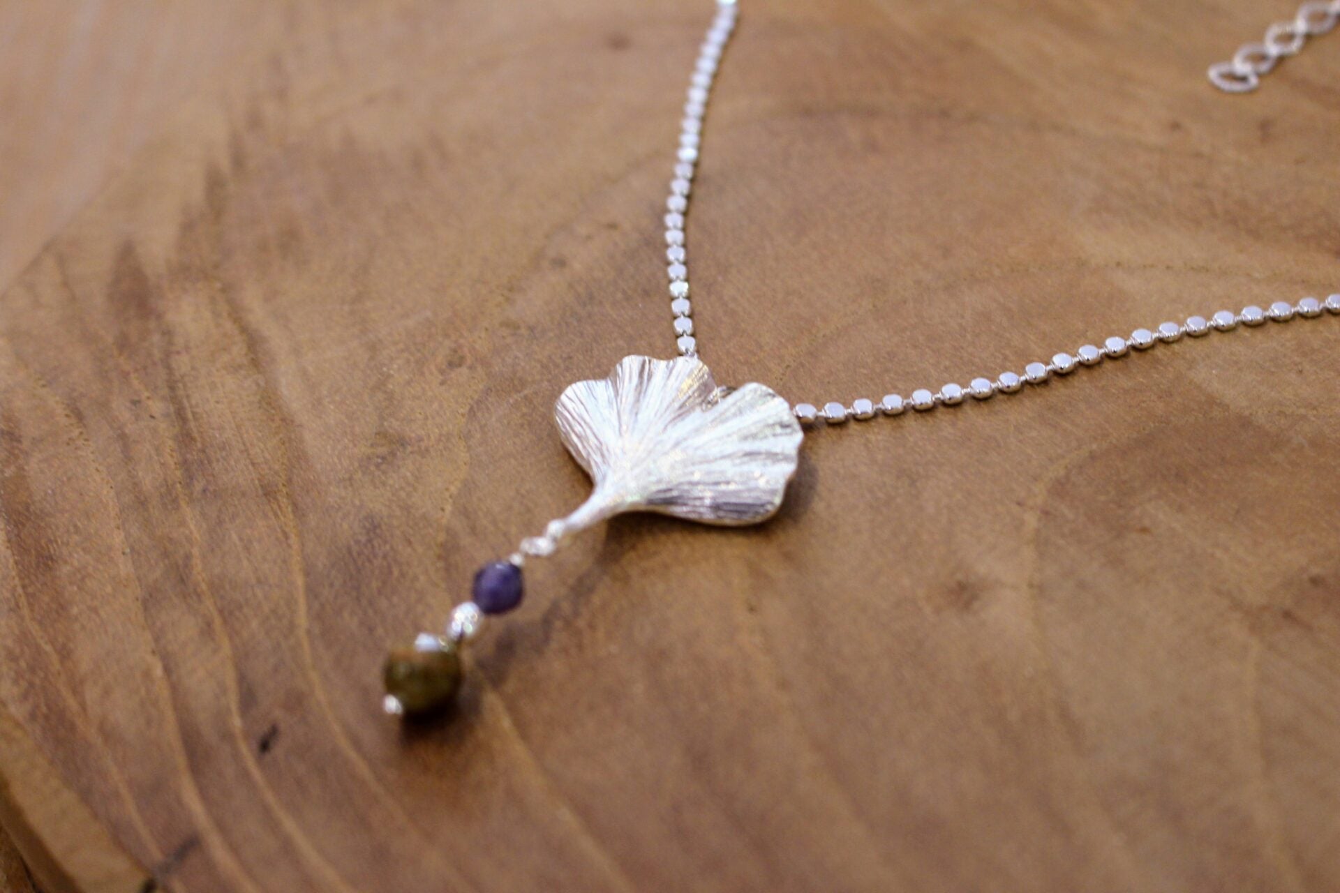 bijou femme collier ginkgo biloba argenté et pierre naturelle