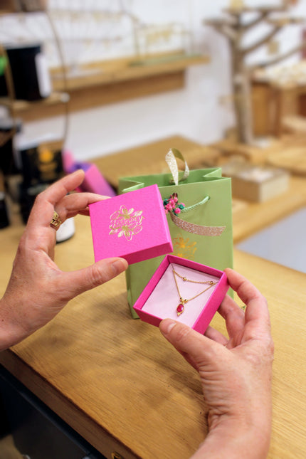 Écrin cadeau Kassiopéia : bijoux en pierres naturelles prêts à offrir pour maman