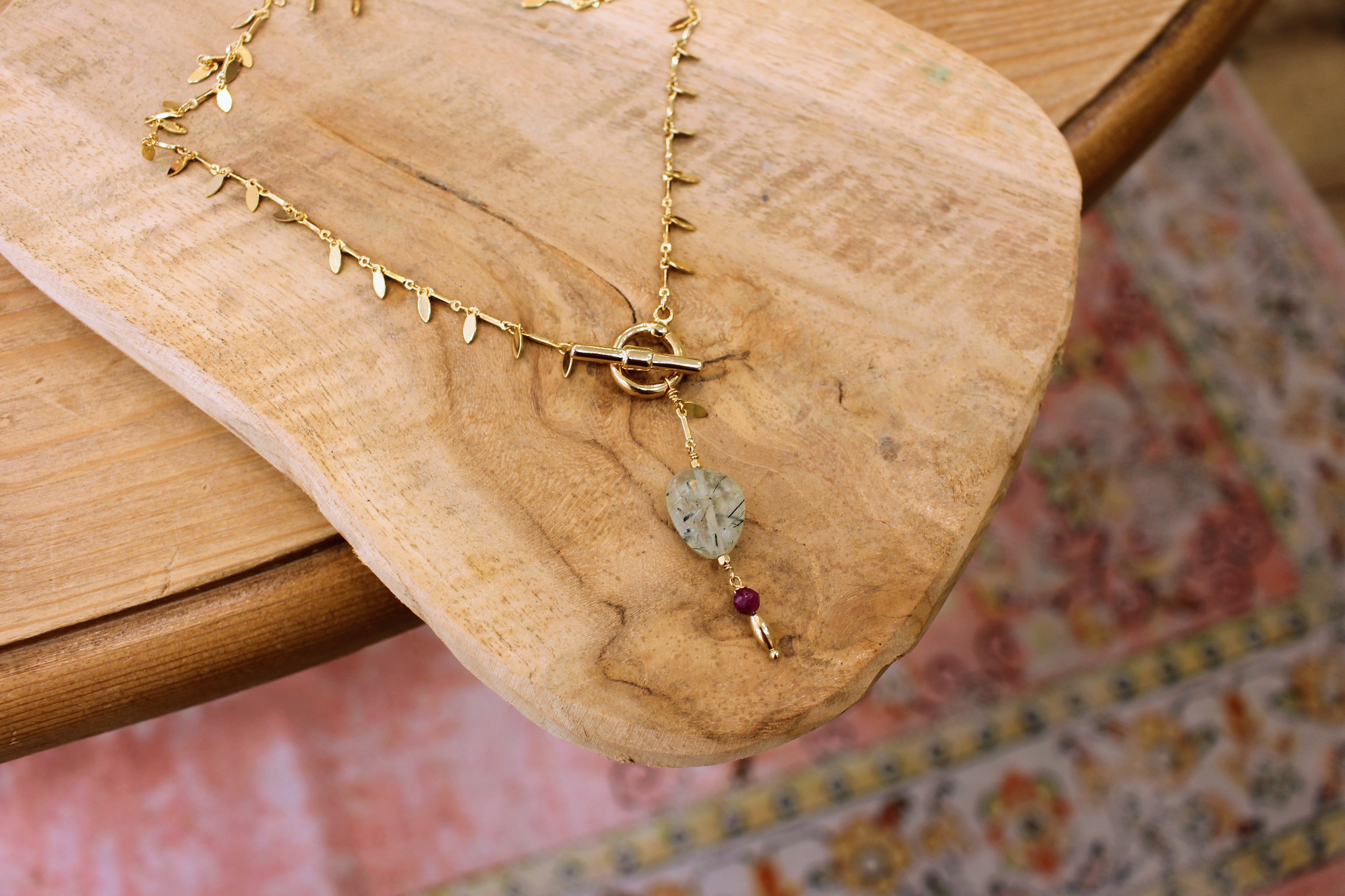 collier QUIÉTUDE doré - préhnite épidote - rubis