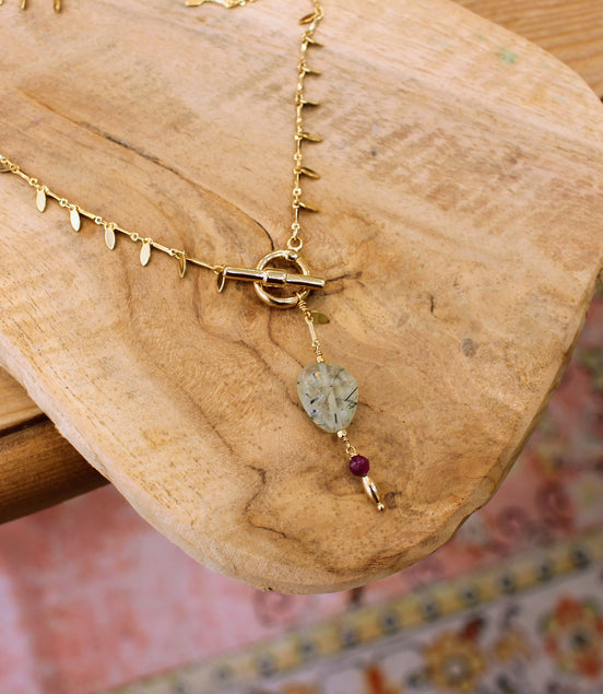 collier QUIÉTUDE doré - préhnite épidote - rubis