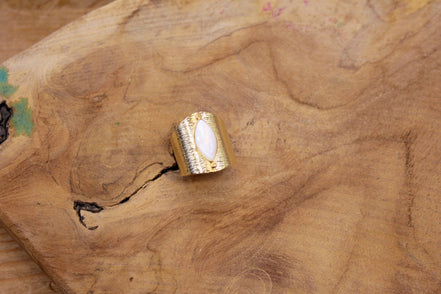 Bague GARDIENNE DES RÊVES doré nacre blanche