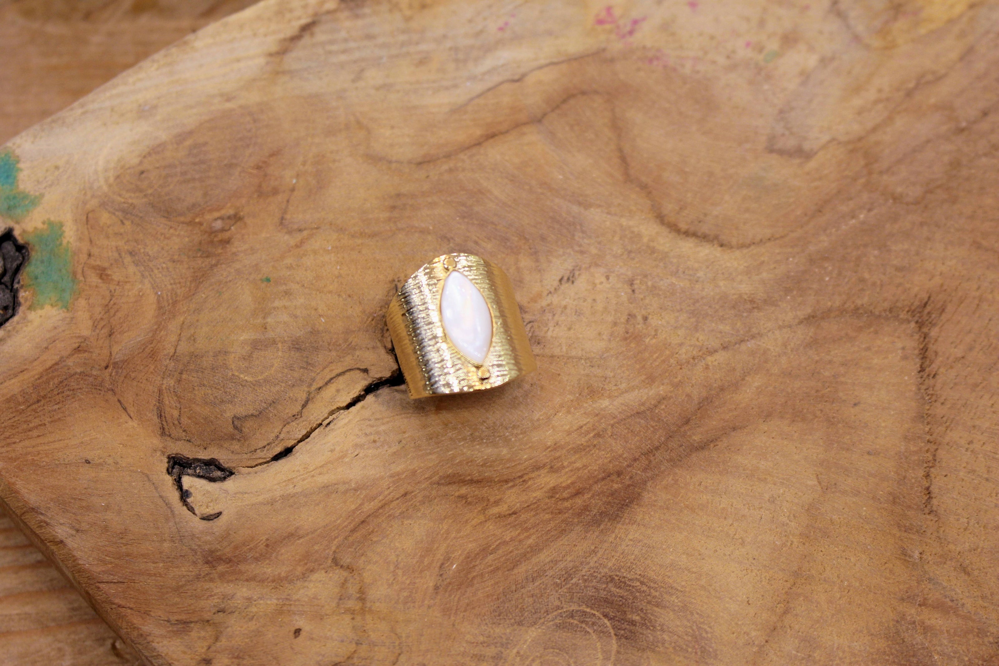 Bague GARDIENNE DES RÊVES doré nacre blanche