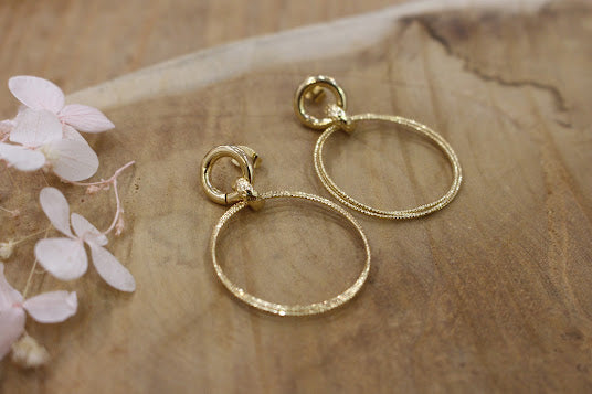 boucles d'oreilles dorées accomplie
