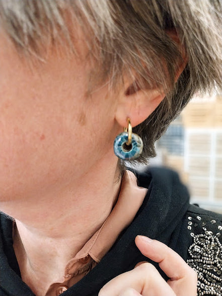 créoles dorées et disque bleu en céramique