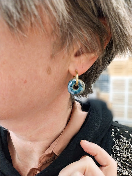 créoles dorées et disque bleu en céramique