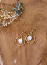 boucles d'oreilles anneau doré et perles de nacre idée cadeau bijou
