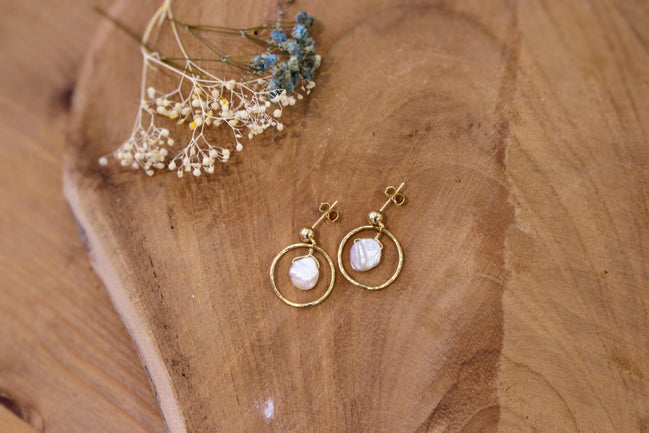boucles d'oreilles anneau doré et perles de nacre idée cadeau bijou