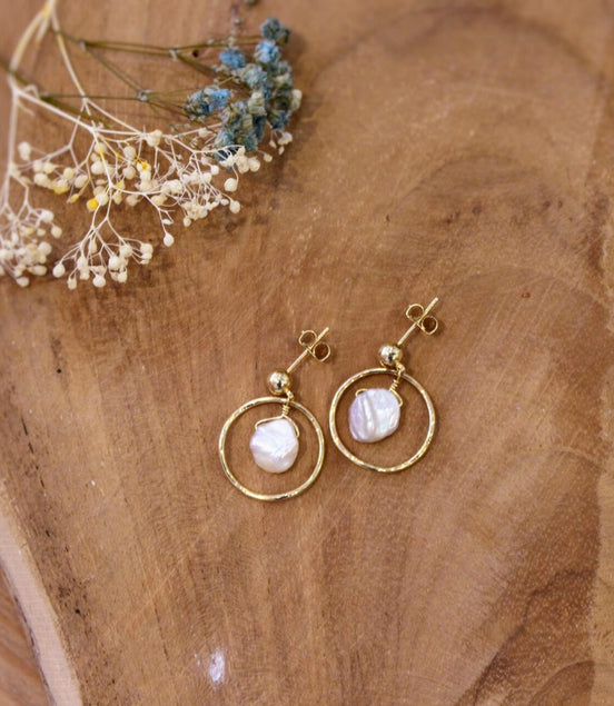 boucles d'oreilles anneau doré et perles de nacre idée cadeau bijou