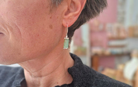 boucles d'oreilles argenté et pierre fine de chrysoprase verte claire