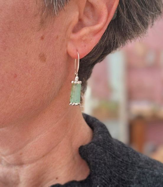 boucles d'oreilles argenté et pierre fine de chrysoprase verte claire