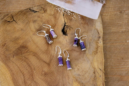 boucles d'oreilles artisanales argentées et pierre naturelles violettes charoïte