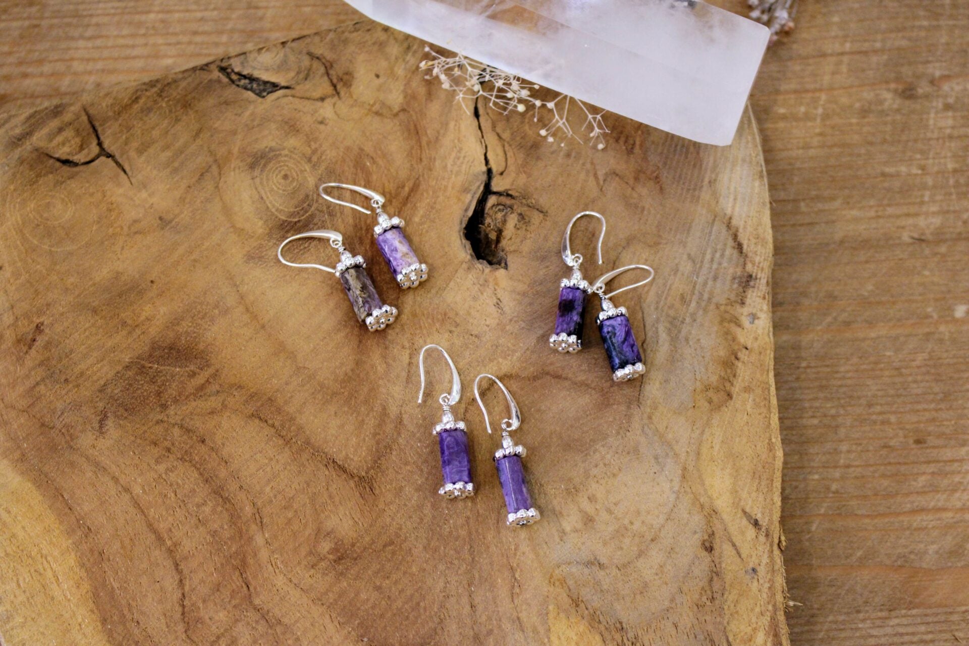 boucles d'oreilles artisanales argentées et pierre naturelles violettes charoïte