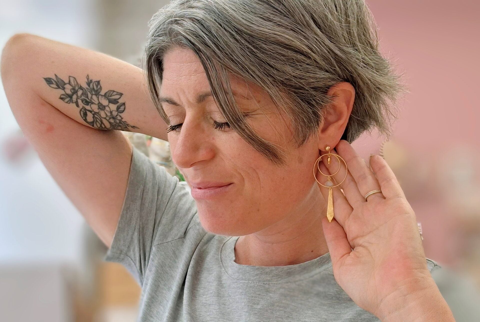 boucles d'oreilles asymétrique longues pendantes légères doré et pierre naturelle. Idée cadeau femme bijou haute fantaisie