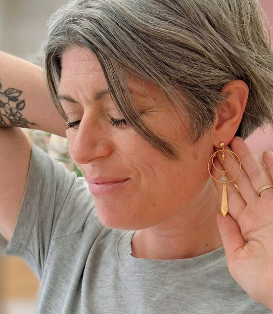 boucles d'oreilles asymétrique longues pendantes légères doré et pierre naturelle. Idée cadeau femme bijou haute fantaisie